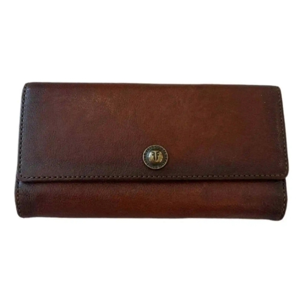 Frye warm chocolate brown leather zippered pocket card slots wallet